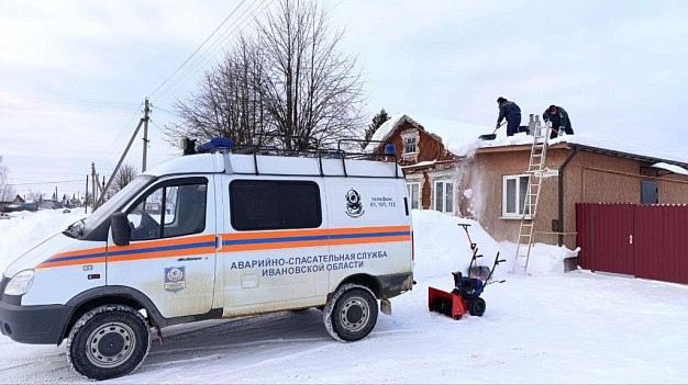 В Шуе спасатели помогли семье участника СВО расчистить крышу от снега
